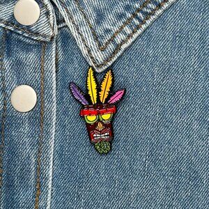 🤩Crash Bandicoot Aku Aku Mask Pin Brooch Gamer Gaming Cartoon Anime TV Show🤩